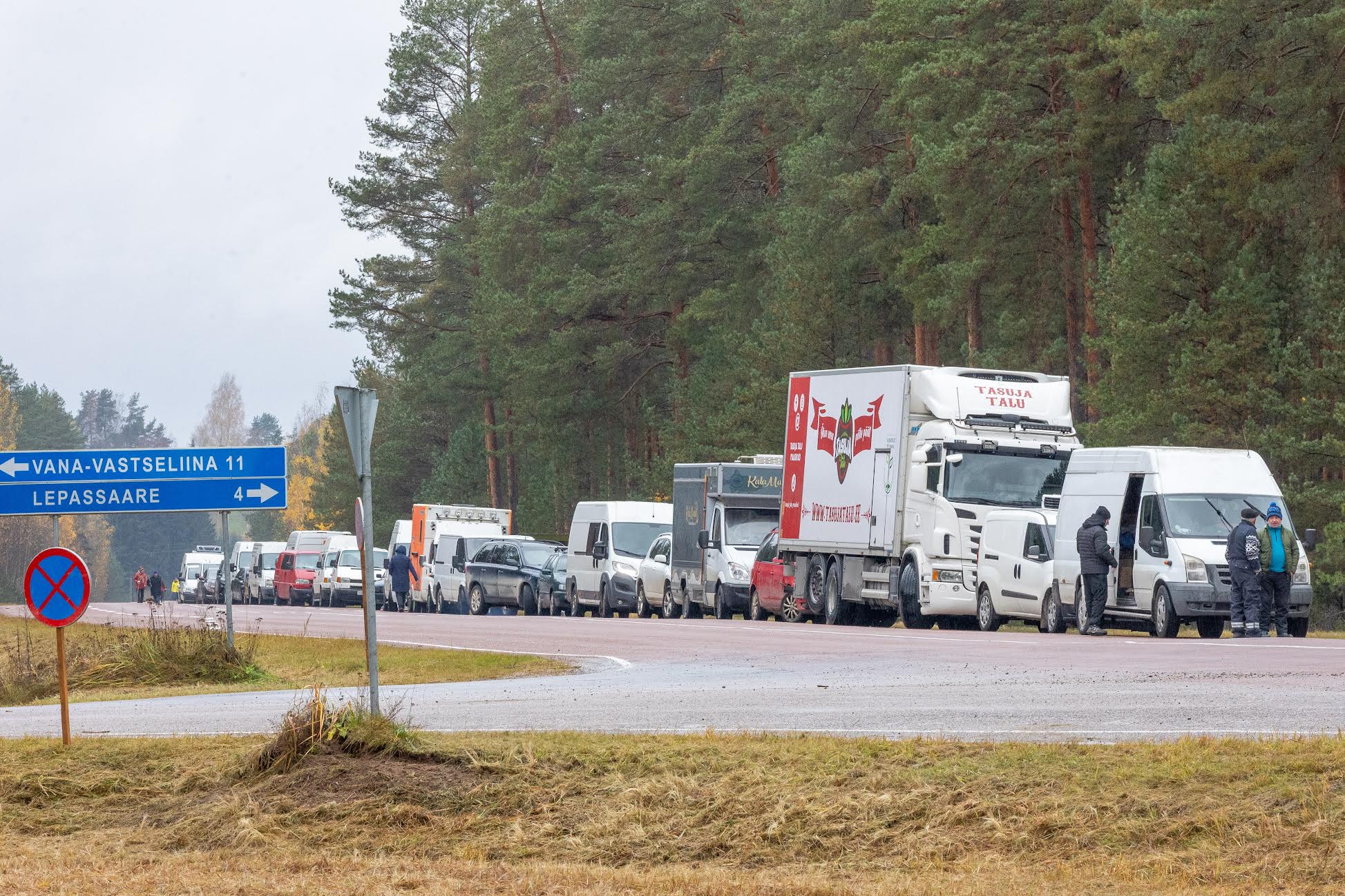 Esmaspäeva lõuna ajal koosnes toidukraami pakkujate sõidukisaba 63 masinast, mida üsna tihedalt juurde tilkus. FOTO: Aigar Nagel